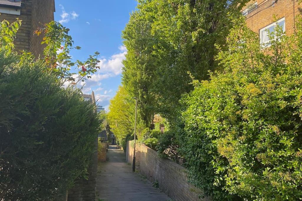Cosy Flat For 4, Family Friendly, Private Parking, Close To Central Londen Buitenkant foto