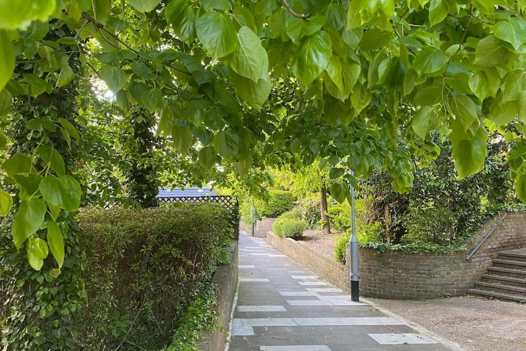 Cosy Flat For 4, Family Friendly, Private Parking, Close To Central Londen Buitenkant foto