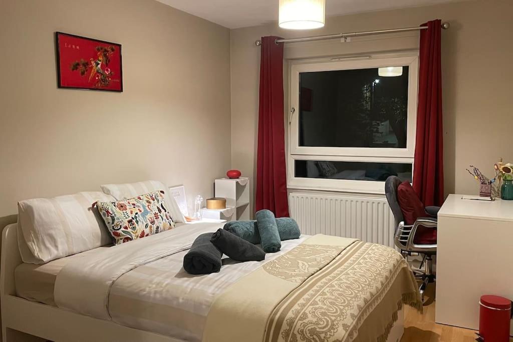 Cosy Flat For 4, Family Friendly, Private Parking, Close To Central Londen Buitenkant foto