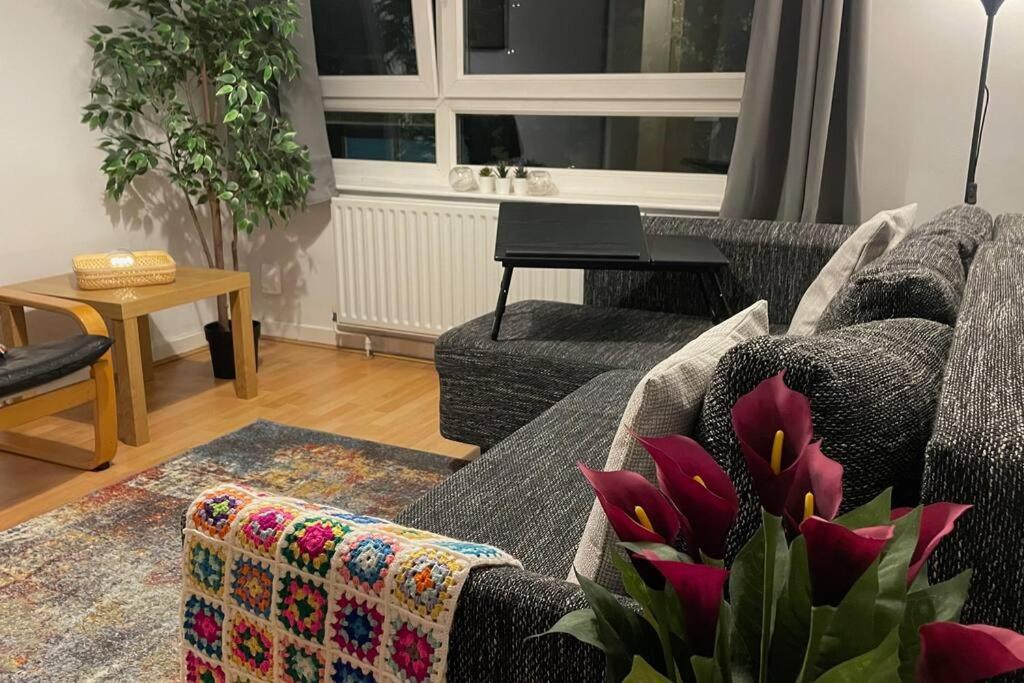 Cosy Flat For 4, Family Friendly, Private Parking, Close To Central Londen Buitenkant foto